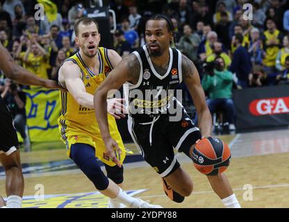 Berlin – 4. April 2024: Matt THOMAS von ALBA Berlin (L, #11) und Kevin PUNTER von Partizan Belgrad (#7) in Aktion während ihres Basketballspiels Turkish Airlines EuroLeague in der Uber Arena in Berlin Stockfoto