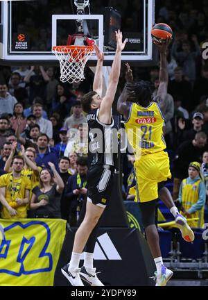 Berlin, 4. April 2024: Khalif AKOUMADJE von ALBA Berlin (R, #21) greift während des Basketballspiels der Turkish Airlines EuroLeague gegen Partizan Belgrad in der Uber Arena in Berlin an Stockfoto