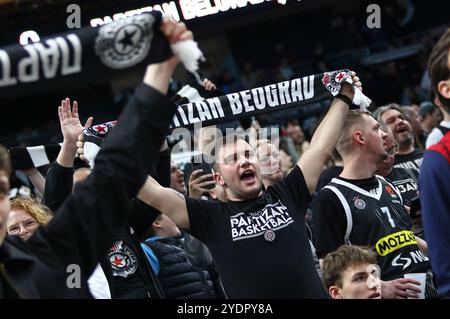 Berlin – 4. April 2024: Partizan Belgrad Ultra-Fans zeigen ihre Unterstützung beim Basketballspiel der Turkish Airlines EuroLeague gegen ALBA Berlin in der Uber Arena in Berlin Stockfoto