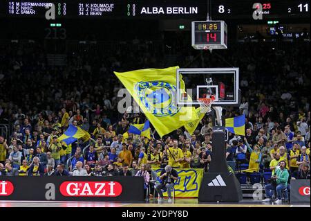 Berlin, Deutschland - 4. April 2024: Tribünen der UBER Arena (ehemals Mercedes-Benz Arena) überfüllten sich während des Turkish Airlines EuroLeague Spiels ALBA Berlin gegen Partizan mit ALBA-Anhängern Stockfoto