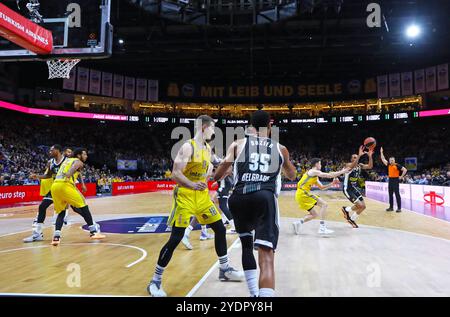 Berlin, Deutschland - 4. April 2024: Partizan Belgrad Spieler (in Schwarz) greifen während des Basketballspiels der Turkish Airlines EuroLeague gegen ALBA Berlin in der Uber Arena in Berlin an Stockfoto