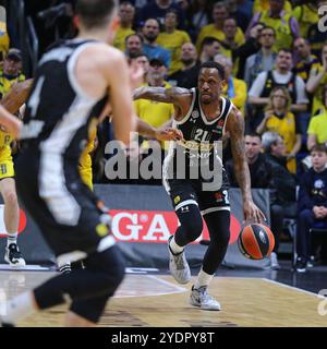 Berlin – 4. April 2024: James NUNNALLY von Partizan Belgrad (#21) greift während des Basketballspiels der Turkish Airlines EuroLeague gegen ALBA Berlin in der Uber Arena in Berlin an Stockfoto