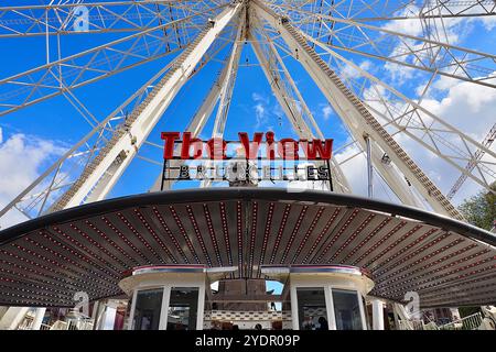 Vor dem Riesenrad „The View Bruxelles“ von unten, mit Panoramablick auf die gesamte Stadt der Hauptstadt Brüssel, Belgien. Stockfoto