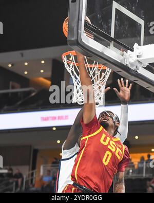 Menifee, Kalifornien, USA. Oktober 2024. Der Stürmer Saint Thomas der University of Southern California (0) macht während des Spiels einen umgekehrten Layup. (Kreditbild: © Ardie Crenshaw/ZUMA Press Wire) NUR REDAKTIONELLE VERWENDUNG! Nicht für kommerzielle ZWECKE! Stockfoto