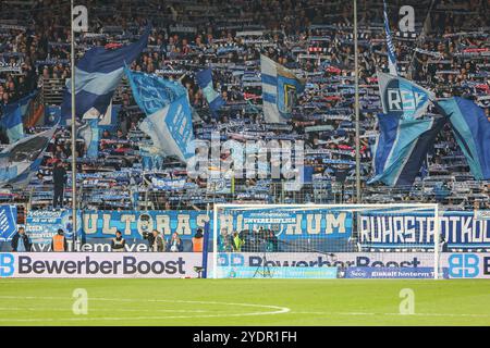 Bochum, Deutschland. Oktober 2024. 1. Bundesliga - VfL Bochum - FC Bayern München am 27.10.2024 im Vonovia Ruhrstadion in Bochum die Bochum Fans in der Ostkurve mit einer Schalparade und Fahnen Foto: Osnapix DFL-Vorschriften verbieten jede Verwendung von Fotografien als Bildsequenzen und/oder Quasi-Video Credit: dpa/Alamy Live News Stockfoto