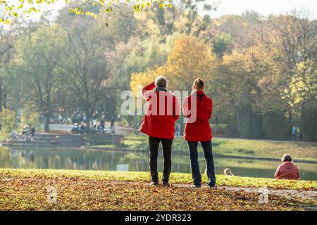 Sonntagsspaziergang im Westpark, Goldener Oktober, München, Oktober 2024 Deutschland, München, 27. Oktober 2024, Goldener Oktober im Westpark, Münchner Geniessen die letzten sonnigen Herbsttage bei einem Spaziergang im Park, schauen auf den Mollsee, schönes Wetter am Sonntagnachmittag, Sonnenschein und milde Temperaturen, Sonntagsspaziergang, Herbst, Bayern, *** Sunday Walk in Westpark, Golden October, München, Oktober 2024 Deutschland, München, München, 27. Oktober 2024, Goldener Oktober im Westpark, Münchner genießen die letzten sonnigen Herbsttage bei einem Spaziergang im Park mit Blick auf den wunderschönen Mollsee Stockfoto