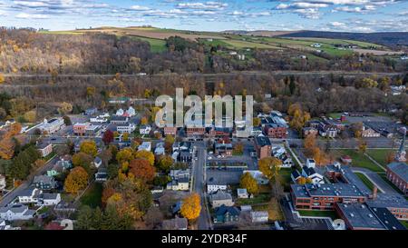 Luftbild des Herbstlaub rund um das Dorf Homer, Cortland County, New York State, Oktober 2024. Stockfoto