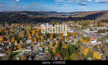 Luftbild des Herbstlaub rund um das Dorf Homer, Cortland County, New York State, Oktober 2024. Stockfoto