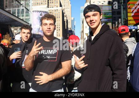 Trump-Anhänger zeigen Hemden, nachdem sie stundenlang in der Schlange stehen, um an der Wahlkampfkundgebung für den republikanischen Präsidentschaftskandidaten Donald Trump im Madison Square Garden in New York, New York, teilzunehmen, am Sonntag, 27. Oktober 2024. (Foto: Gordon Donovan) Stockfoto