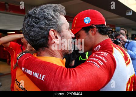 Mexiko-Stadt, Mexiko. Oktober 2024. (L bis R): Andrea Stella (ITA) McLaren Team Principal mit Rennsieger Carlos Sainz Jr (ESP) Ferrari. Formel-1-Weltmeisterschaft, Rd 20, großer Preis von Mexiko, Sonntag, 27. Oktober 2024. Mexiko-Stadt, Mexiko. Quelle: James Moy/Alamy Live News Stockfoto