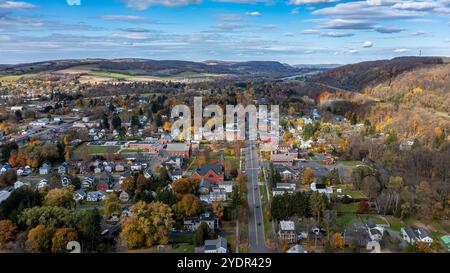 Luftbild des Herbstlaub rund um das Dorf Homer, Cortland County, New York State, Oktober 2024. Stockfoto