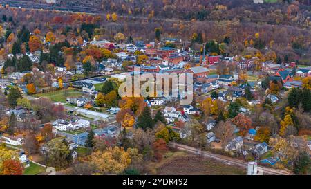 Luftbild des Herbstlaub rund um das Dorf Homer, Cortland County, New York State, Oktober 2024. Stockfoto