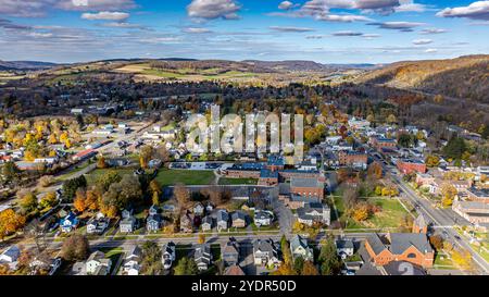 Luftbild des Herbstlaub rund um das Dorf Homer, Cortland County, New York State, Oktober 2024. Stockfoto