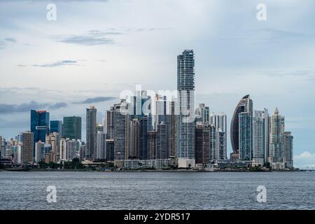 Ansammlung moderner Wolkenkratzer in Panama City, von der anderen Seite des Wassers in Casco Viejo aus gesehen. Stockfoto