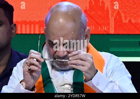 KOLKATA, INDIEN - 27. OKTOBER: Der Innenminister der Union Amit Shah bei der Eröffnung der Mitgliedschaft der Bharatiya Janata Party (BJP) in West Bengalen am 27. Oktober 2024 im EZCC Auditorium in Kalkutta, Indien. Nach den enttäuschenden Ergebnissen von Lok Sabha in Bengalen, in dem die BJP nur 12 von 42 Sitzen sicherte – sechs weniger als 2019 – soll Shah bei der Mitgliederaktion in Kalkutta als Moralförderer für Parteiarbeiter im Staat dienen. (Foto: Samir Jana/Hindustan Times/SIPA USA ) Stockfoto