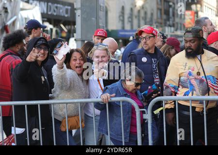 New York, USA. Oktober 2024. NEW YORK, NEW YORK - 27. OKTOBER: Trump-Anhänger stehen in der 33rd Street auf, während sie auf den Eintritt in den Madison Square Garden warten, wo der ehemalige Präsident Donald Trump am 27. Oktober 2024 in New York City eine politische Kundgebung abhält. Die begeisterte Menge versammelte sich früh und zeigte Flaggen, Zeichen und Patriotismus in Erwartung des Ereignisses. (Foto: Luiz Rampelotto/EuropaNewswire/SIPA USA) Credit: SIPA USA/Alamy Live News Stockfoto