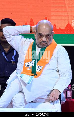 KOLKATA, INDIEN - 27. OKTOBER: Der Innenminister der Union Amit Shah bei der Eröffnung der Mitgliedschaft der Bharatiya Janata Party (BJP) in West Bengalen am 27. Oktober 2024 im EZCC Auditorium in Kalkutta, Indien. Nach den enttäuschenden Ergebnissen von Lok Sabha in Bengalen, in dem die BJP nur 12 von 42 Sitzen sicherte – sechs weniger als 2019 – soll Shah bei der Mitgliederaktion in Kalkutta als Moralförderer für Parteiarbeiter im Staat dienen. (Foto: Samir Jana/Hindustan Times/SIPA USA ) Stockfoto