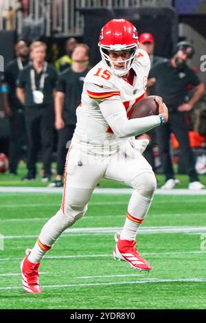 Atlanta, Georgia, USA. September 2024. Der Quarterback der Kansas City Chiefs Patrick Mahomes (15) spielt mit dem Ball in der zweiten Spielhälfte gegen die Atlanta Falcons im Mercedes-Benz Stadium. (Kreditbild: © Debby Wong/ZUMA Press Wire) NUR REDAKTIONELLE VERWENDUNG! Nicht für kommerzielle ZWECKE! Stockfoto