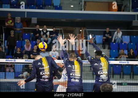 MONSTERBLOCK DONOVAN DZAVORONOK, MARCO VITELLI UND NOUMORY KEITA (RANA VERONA) während Allianz Milano vs Rana Verona, Volleyball italienische Serie A Männer Superliga Spiel in Mailand, Italien, 27. Oktober 2024 Stockfoto