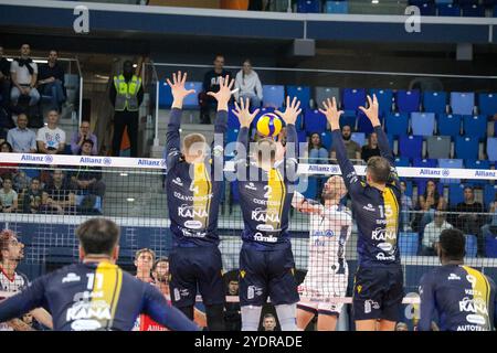 MONSTERBLOCK DONOVAN DZAVORONOK, LORENZO CORTESIA UND LUCA SPIRITO (RANA VERONA) während Allianz Milano vs Rana Verona, Volleyball italienische Serie A Männer Superliga Spiel in Mailand, Italien, 27. Oktober 2024 Stockfoto