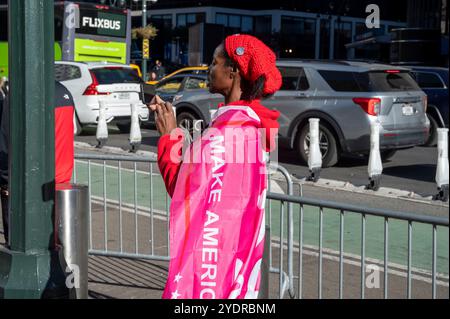 New York, Usa. Oktober 2024. NEW YORK, NEW YORK – 27. OKTOBER: Die Anhänger des republikanischen Präsidentschaftskandidaten Donald Trump versammeln sich während einer Wahlkampfveranstaltung im Madison Square Garden am 27. Oktober 2024 in New York. Quelle: Ron Adar/Alamy Live News Stockfoto