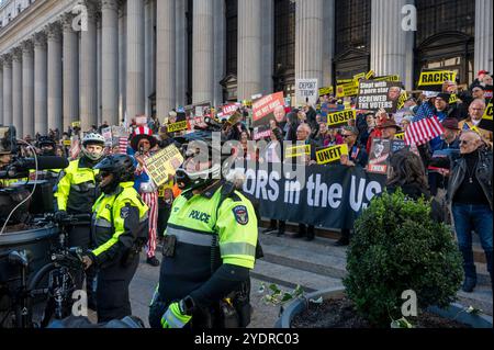 New York, Usa. Oktober 2024. NEW YORK, NEW YORK - 27. OKTOBER: Anti-Trump-Demonstranten demonstrieren vor Präsident Donald Trumps Wahlkampfkundgebung im Madison Square Garden am 27. Oktober 2024 in New York City. Quelle: Ron Adar/Alamy Live News Stockfoto