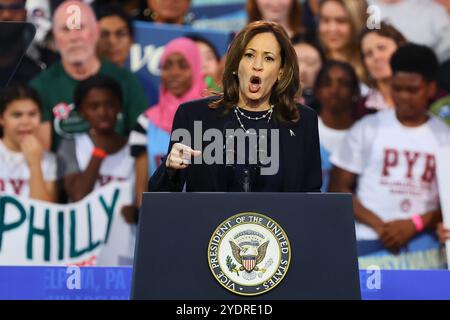 Philadelphia, Pennsylvania. Oktober 2024. Die US-Vizepräsidentin Kamala Harris, die für die Demokratische Partei nominierte Präsidentschaftskandidatin der USA, ist bei einer Wahlkampagne im Alan Horwitz „Sixth Man Center Sunday, 27. Oktober 2024, in Philadelphia, Pennsylvania, vertreten. Quelle: Saquan Stimpson/CNP/dpa/Alamy Live News Stockfoto