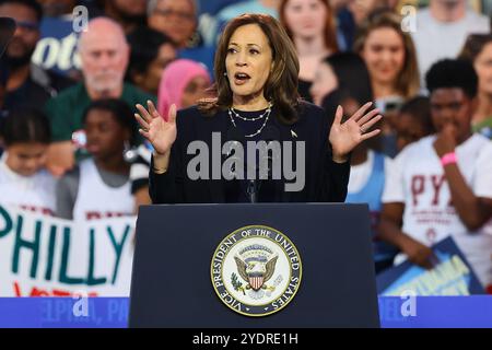 Philadelphia, Pennsylvania. Oktober 2024. Die US-Vizepräsidentin Kamala Harris, die für die Demokratische Partei nominierte Präsidentschaftskandidatin der USA, ist bei einer Wahlkampagne im Alan Horwitz „Sixth Man Center Sunday, 27. Oktober 2024, in Philadelphia, Pennsylvania, vertreten. Quelle: Saquan Stimpson/CNP/dpa/Alamy Live News Stockfoto