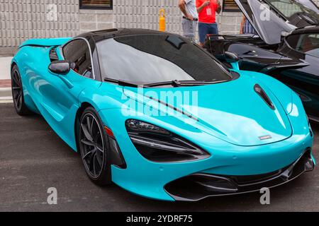 Dieser blaue McLaren 720S Sportwagen wird im Rahmen der Fast and Fabulous Car Show 2022 im Zentrum von Auburn, Indiana, USA, ausgestellt. Stockfoto