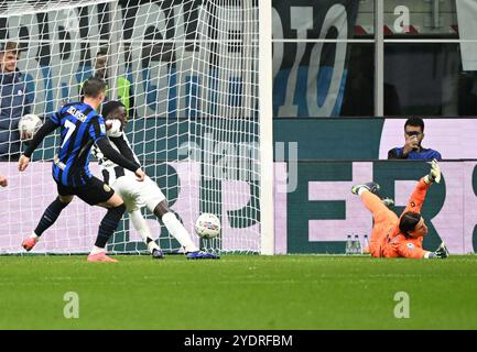 Mailand, Italien. Oktober 2024. Juventus’ Timothy Weah (2. L) erzielte sein Tor während eines Fußballspiels der Serie A zwischen Inter Mailand und Juventus am 27. Oktober 2024 in Mailand. Quelle: Alberto Lingria/Xinhua/Alamy Live News Stockfoto