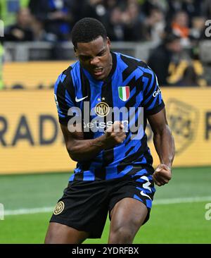Mailand, Italien. Oktober 2024. Inter Mailand Denzel Dumfries feiert sein Tor während eines Fußballspiels der Serie A zwischen Inter Mailand und Juventus am 27. Oktober 2024 in Mailand. Quelle: Alberto Lingria/Xinhua/Alamy Live News Stockfoto