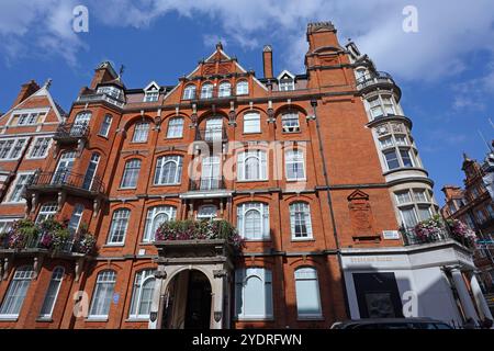 Die Mount Street im Londoner Stadtteil Mayfair verbindet elegante alte viktorianische Apartmentgebäude mit Designer-Boutiquen Stockfoto