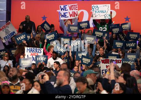 Philadelphia, USA. Oktober 2024. PHILADELPHIA, PENNSYLVANIA - 27. OKTOBER: Atmosphäre bei der Wahlkampfveranstaltung der demokratischen Präsidentschaftskandidatin und Vizepräsidentin Kamala Harris im Alan Horwitz „Sixth man“ Center am Sonntag, 27. Oktober 2024 in Philadelphia, Pennsylvania, Foto: Matt Bishop/imageSPACE Credit: Imagespace/Alamy Live News Stockfoto