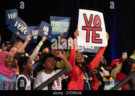 Philadelphia, USA. Oktober 2024. PHILADELPHIA, PENNSYLVANIA - 27. OKTOBER: Atmosphäre bei der Wahlkampfveranstaltung der demokratischen Präsidentschaftskandidatin und Vizepräsidentin Kamala Harris im Alan Horwitz „Sixth man“ Center am Sonntag, 27. Oktober 2024 in Philadelphia, Pennsylvania, Foto: Matt Bishop/imageSPACE Credit: Imagespace/Alamy Live News Stockfoto