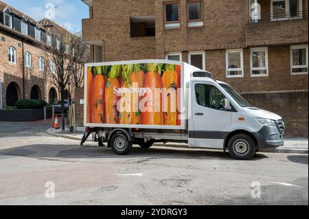 London, UK - 21. März 2024 : Sainsburys Supermarkt-Lieferwagen im Zentrum von London. Stockfoto