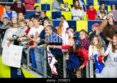 Nashville, Tennessee, USA. Oktober 2024. Junge Fans, die nach einem internationalen Freundschaftsspiel zwischen den USWNT und Island im GEODIS Park in Nashville, Tennessee, um Autogramme von den Spielern bitten. Quelle: Kindell Buchanan/Alamy Live News Stockfoto