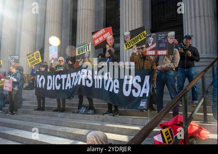 New York, New York, USA. Oktober 2024. (Neu) donald Trump hält Wahlkampfkundgebung im madison Square Garden in new york city. 27. Oktober 2024, New york, New york, usa: Anti-Trumpf-Demonstranten demonstrieren am 27. oktober 2024 vor Präsident donald Trumps Wahlkampfkundgebung im madison Square Garden in New york City. (Foto: M10s/thenews2) (Foto: M10s/Thenews2/Zumapress) (Bild: © Ron Adar/TheNEWS2 via ZUMA Press Wire) NUR ZUR REDAKTIONELLEN VERWENDUNG! Nicht für kommerzielle ZWECKE! Stockfoto