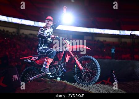 Vancouver, Kanada. Oktober 2024. 20241026; Vancouver, British Columbia, Kanada; Fire Power Honda Shane McElrath USA (12) weht den Fans vor dem Start der Supercross-Weltmeisterschaft im BC Place Stadium. (Foto: Anne-Marie Sorvin/SIPA USA) Credit: SIPA USA/Alamy Live News Stockfoto