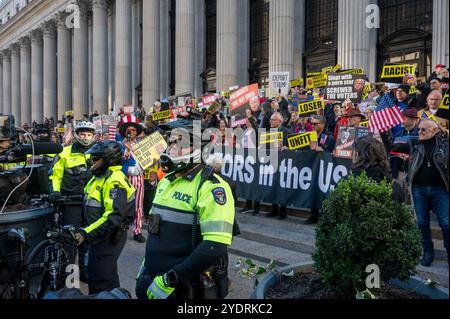 New York, New York, USA. Oktober 2024. (Neu) donald Trump hält Wahlkampfkundgebung im madison Square Garden in new york city. 27. Oktober 2024, New york, New york, usa: Anti-Trumpf-Demonstranten demonstrieren am 27. oktober 2024 vor Präsident donald Trumps Wahlkampfkundgebung im madison Square Garden in New york City. (Foto: M10s/thenews2) (Foto: M10s/Thenews2/Zumapress) (Bild: © Ron Adar/TheNEWS2 via ZUMA Press Wire) NUR ZUR REDAKTIONELLEN VERWENDUNG! Nicht für kommerzielle ZWECKE! Stockfoto