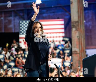 Philadelphia, USA. Oktober 2024. Vizepräsidentin Kamala Harris bei einer Wahlkampfveranstaltung im Alan Horwitz „Sixth man“ Center in Philadelphia, Pennsylvania. (Foto: Michael Brochstein/SIPA USA) Credit: SIPA USA/Alamy Live News Stockfoto