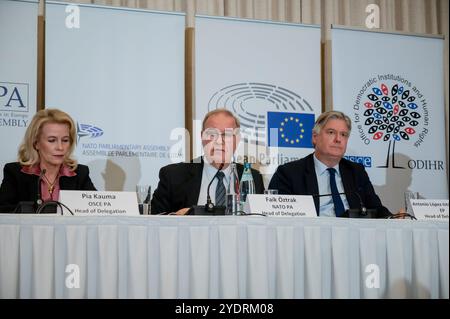 Tiflis, Georgien. Oktober 2024. Faik Oztrak, Delegationsleiter der NATO, spricht während einer Pressekonferenz über die Legitimität der georgischen Wahlen. Georgien lebt in den wichtigsten Wahlen in der Geschichte des Landes. Das Parlament ist in pro-russische und pro-europäische Parteien unterteilt. Die pro-russische Partei, Georgian Dream, verliert zwar die Stimmen, ist aber nach wie vor die mächtigste Partei im ganzen Land. Die anderen wichtigsten Parteien sind alle proeuropäisch, aber sie sind gespalten. (Foto: Maria Giulia/SOPA Images/SIPA USA) Credit: SIPA USA/Alamy Live News Stockfoto