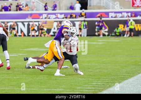 Greenville, North Carolina, USA. Oktober 2024. Temple Owls Running Back JOQUEZ SMITH (24) führt den Ball und wird vom East Carolina Pirates Defensive Back DEVON KING (2) im vierten Viertel des American Athletic Conference Football-Spiels zwischen den Temple Owls und den East Carolina Pirates am 26. Oktober 2024 im Dowdy-Ficklen Stadium in Greenville, NC, angegriffen. (Kreditbild: © Israel Anta via ZUMA Press Wire) NUR REDAKTIONELLE VERWENDUNG! Nicht für kommerzielle ZWECKE! Stockfoto