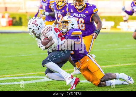 Greenville, North Carolina, USA. Oktober 2024. Temple Owls Running Back TERREZ WORTHY (25) führt den Ball und wird vom East Carolina Pirates Defensive Back OMAR ROGERS (12) im vierten Viertel des American Athletic Conference Football Spiels zwischen den Temple Owls und den East Carolina Pirates am 26. Oktober 2024 im Dowdy-Ficklen Stadium in Greenville, NC, angegriffen. (Kreditbild: © Israel Anta via ZUMA Press Wire) NUR REDAKTIONELLE VERWENDUNG! Nicht für kommerzielle ZWECKE! Stockfoto