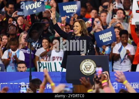 Philadelphia, Usa. Oktober 2024. Die US-Vizepräsidentin Kamala Harris, die Nominierte der Demokratischen Partei für das Amt des US-Präsidenten, erscheint bei einer Wahlkampagne im Alan Horwitz „Sixth man“ Center Sonntag, 27. Oktober 2024; in Philadelphia, PA, USA. Foto: Saquan Stimpson/CNP/ABACAPRESS. COM Credit: Abaca Press/Alamy Live News Stockfoto