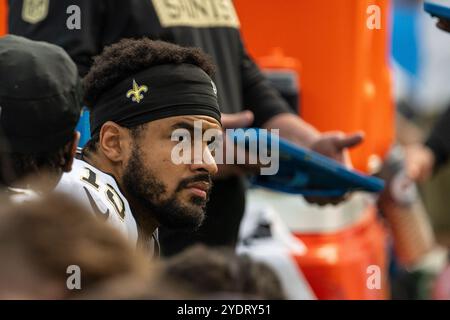 Los Angeles, USA. Oktober 2024. American Football: Professional League NFL, Los Angeles Chargers - New Orleans Saints; Main Round, Main Round Games, Matchday 8: Wide Receiver Equanimeous St. Brown (13) der New Orleans Saints sitzt auf der Bank. Quelle: Maximilian Haupt/dpa/Alamy Live News Stockfoto