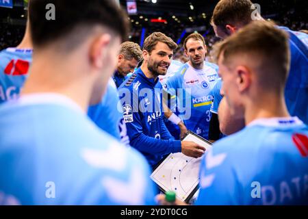 Stuttgart, Deutschland. Oktober 2024. Handball: 1. Bundesliga, Männer, Saison 2024/2025, TVB Stuttgart - SC Magdeburg, Porsche Arena. Stuttgarter Trainer Michael Schweikardt spricht während der Auszeit. Quelle: Tom Weller/dpa/Alamy Live News Stockfoto