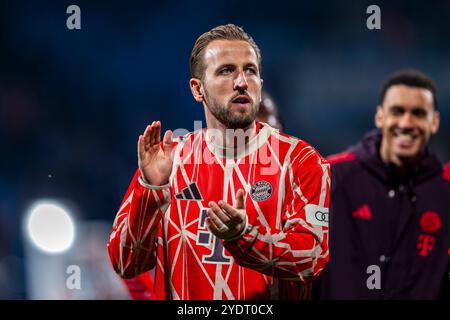 Bochum, Deutschland. Oktober 2024. Fußball: Bundesliga, VfL Bochum - Bayern München, Spieltag 8, Vonovia Ruhrstadion: Münchner Harry Kane dankt den Fans. Quelle: David Inderlied/dpa/Alamy Live News Stockfoto