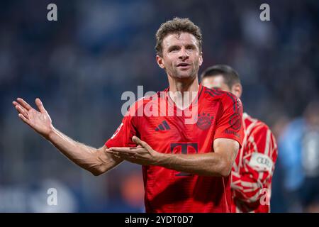Bochum, Deutschland. Oktober 2024. Fußball: Bundesliga, VfL Bochum - Bayern München, Spieltag 8, Vonovia Ruhrstadion: Münchner Thomas Müller dankt den Fans. Quelle: David Inderlied/dpa/Alamy Live News Stockfoto
