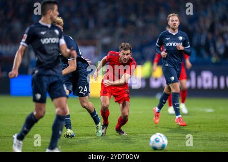 Bochum, Deutschland. Oktober 2024. Fußball: Bundesliga, VfL Bochum - Bayern München, Spieltag 8, Vonovia Ruhrstadion: Münchner Leon Goretzka kümmert sich um den Ball. Quelle: David Inderlied/dpa/Alamy Live News Stockfoto