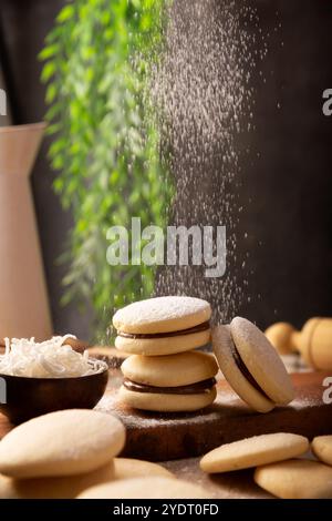 Alfajor. Ein traditionelles Dessert, das in Lateinamerika beliebt ist. Es besteht aus zwei Keksen, die zusammen mit Dulce de leche zu einem Sandwich zusammengefügt werden Stockfoto